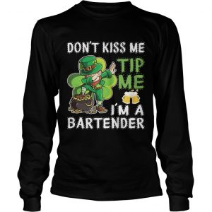 Leprechaun dabbing dont kiss me tip me Im a bartender longsleeve tee