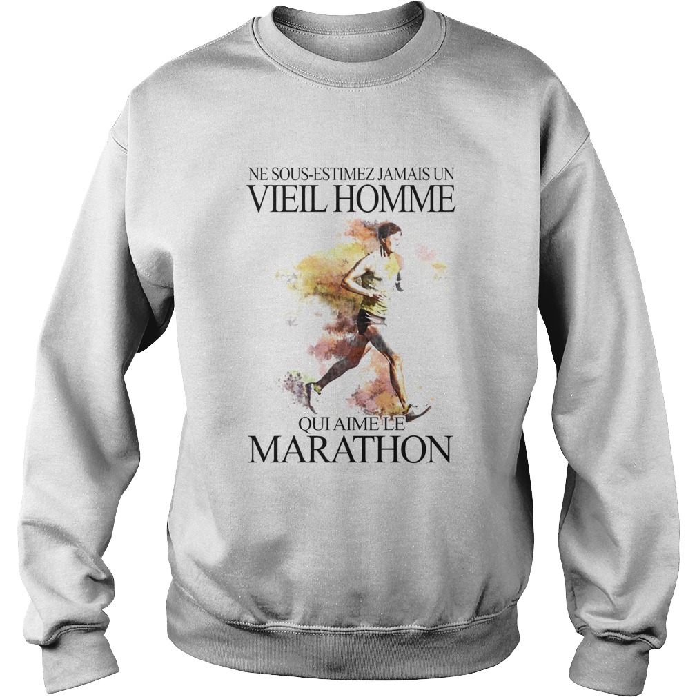 Ne sous estimez jamais un vieil homme qui aime le marathon art  Sweatshirt