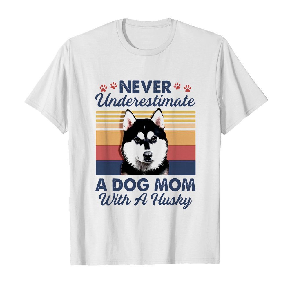 Never Underestimate A Dog Mom With A Husky Vintage  Classic Men's T-shirt