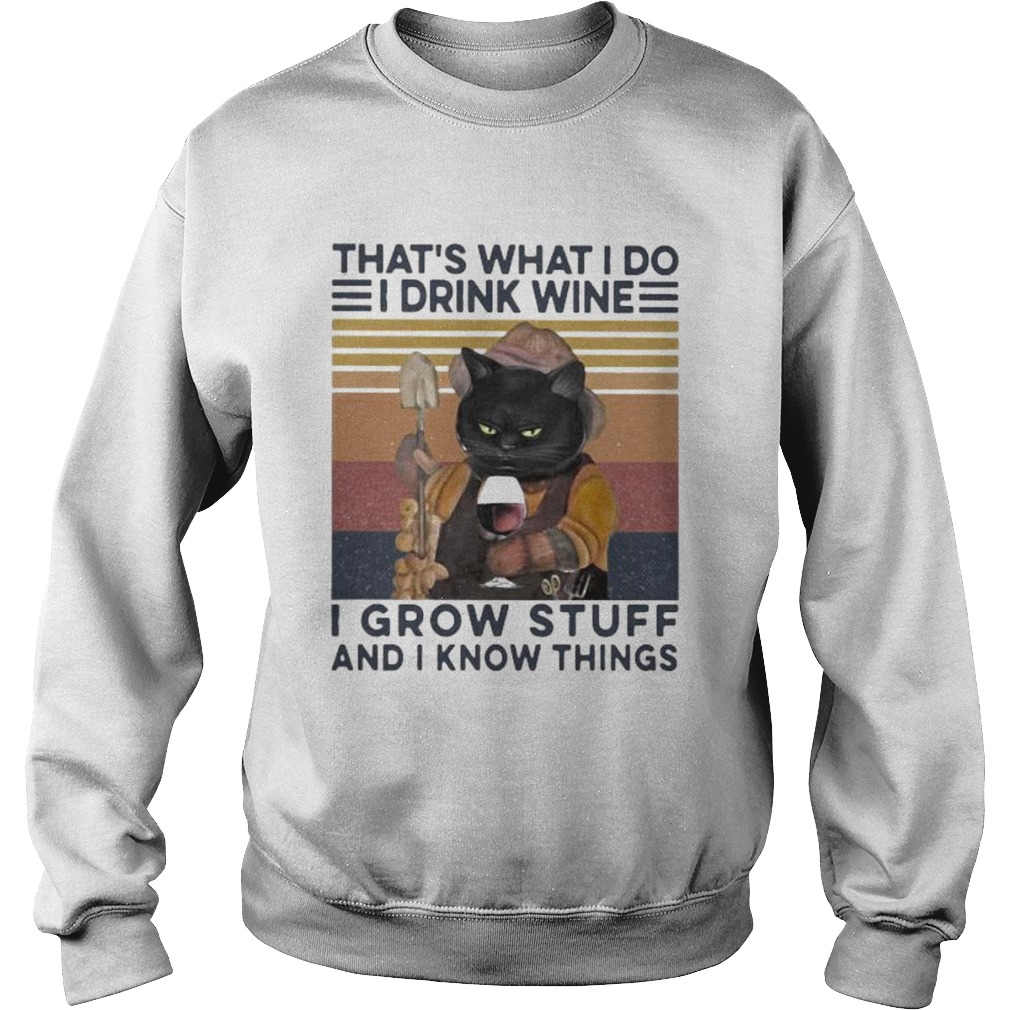 THATS WHAT I DO I DRINK WINE I GROW STUFF AND I KNOW THINGS BLACK CAT  Sweatshirt