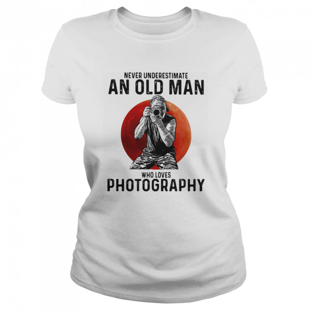 Never underestimate an old man who loves photography sunset  Classic Women's T-shirt