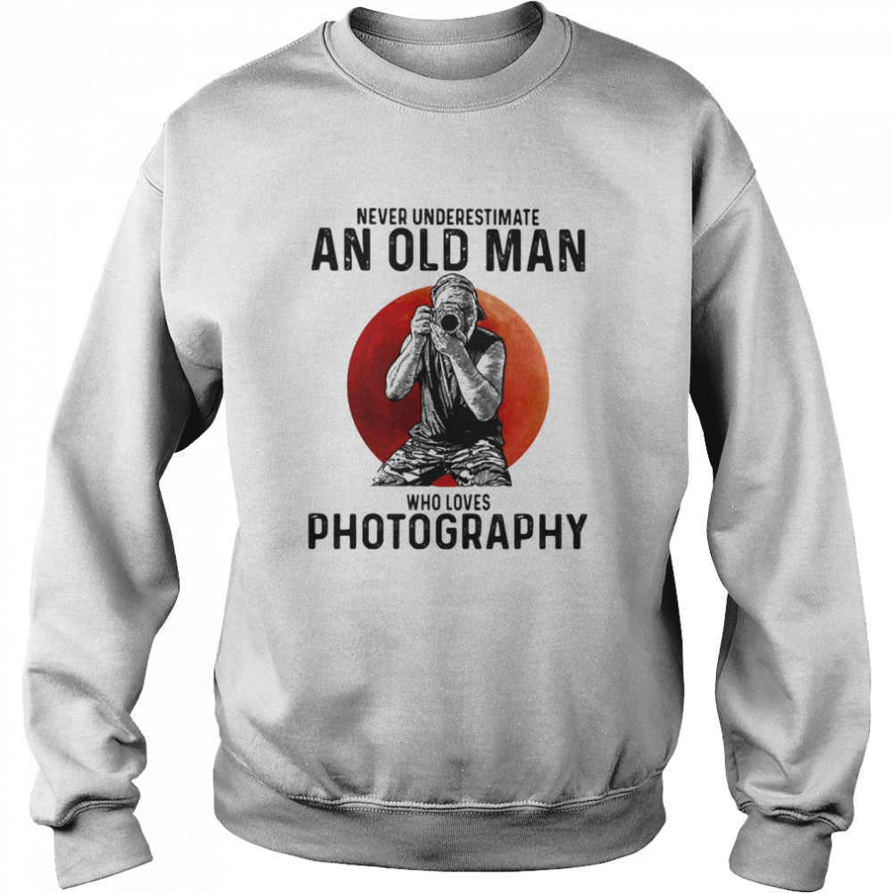 Never underestimate an old man who loves photography sunset  Unisex Sweatshirt