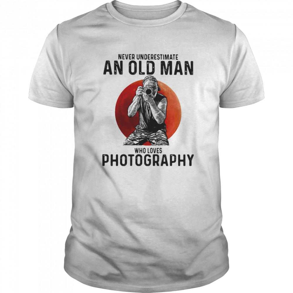 Never underestimate an old man who loves photography sunset  Classic Men's T-shirt