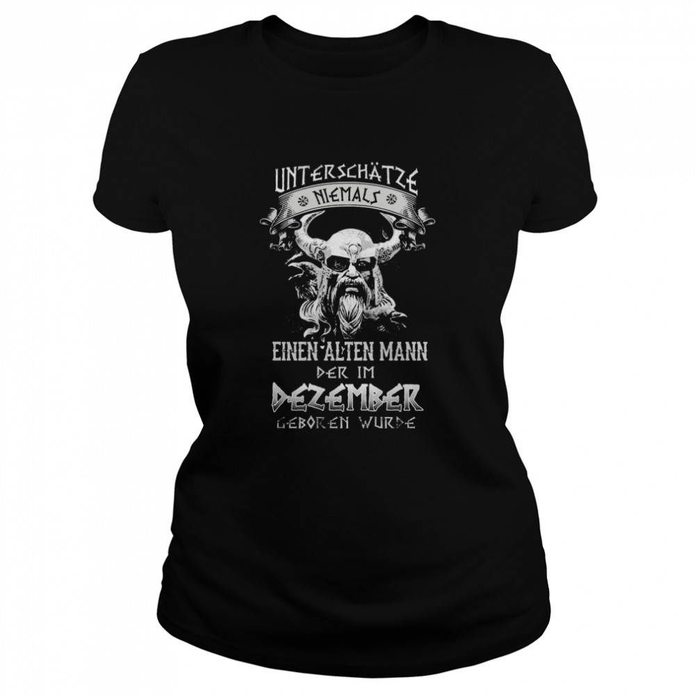 Unterschatze Niemals Einen Alten Mann Der Im Dezember Geboren Wurde  Classic Women's T-shirt