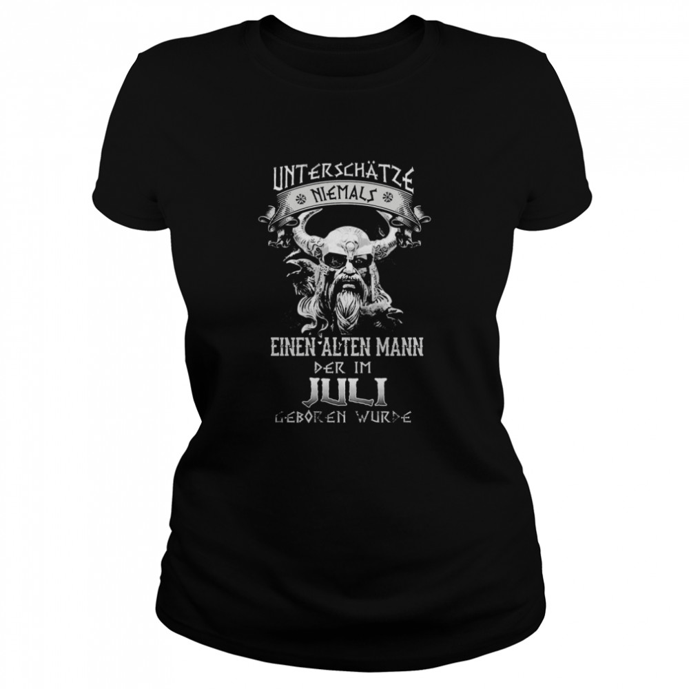 Unterschatze Niemals Einen Alten Mann Der Im Juli Geboren Wurde  Classic Women's T-shirt