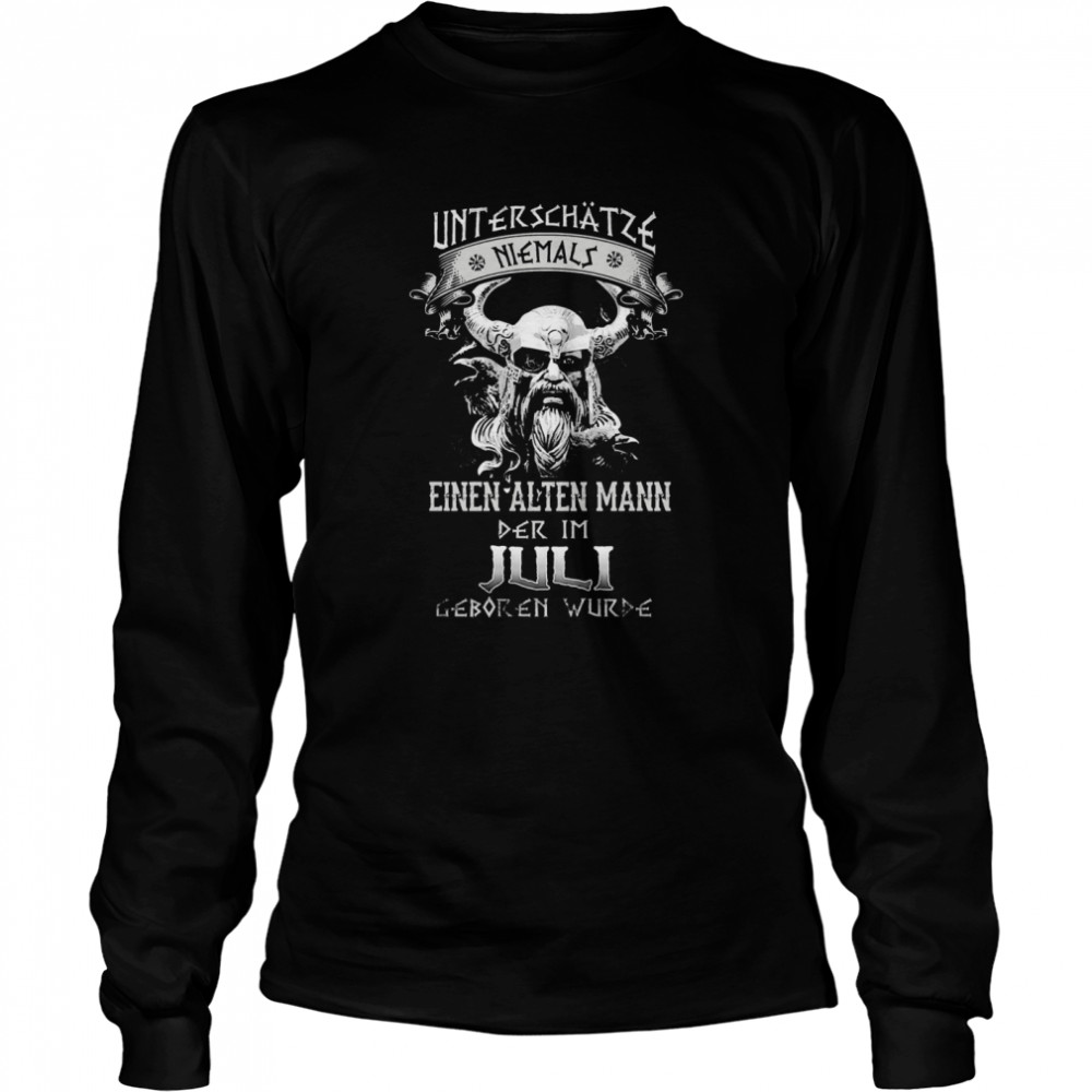 Unterschatze Niemals Einen Alten Mann Der Im Juli Geboren Wurde  Long Sleeved T-shirt